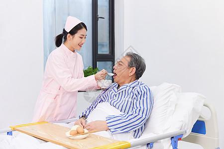 老人散步护士给手脚不便的老人喂食照顾背景