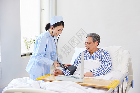 老年女人护士为老人测量血压背景