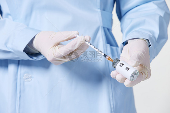 护士打疫苗准备特写图片