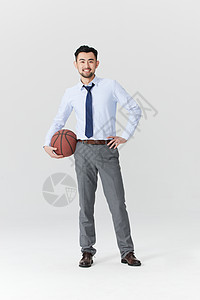单手抱着篮球的男性形象背景图片