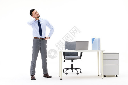 在办公室旁舒展身体的男性背景图片