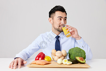 健康饮食的职场男士图片