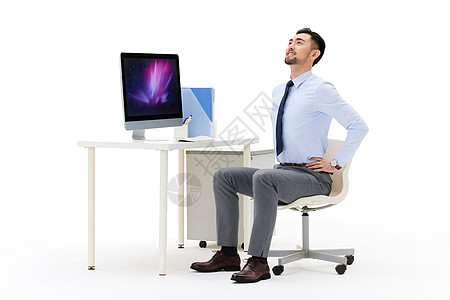 职场男性坐在办公桌前舒展身体背景图片