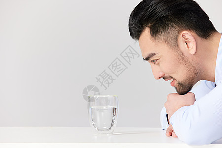 喜欢喝水的成年男性图片