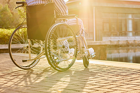 健康男性坐在轮椅上的孤独老人轮椅特写背景