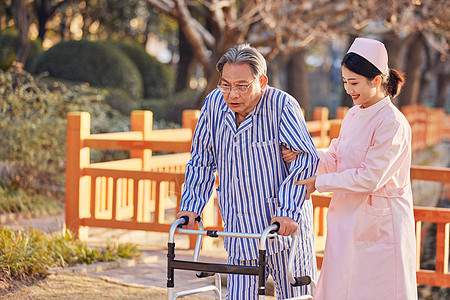 男性医院护士照顾住院康复的老人背景