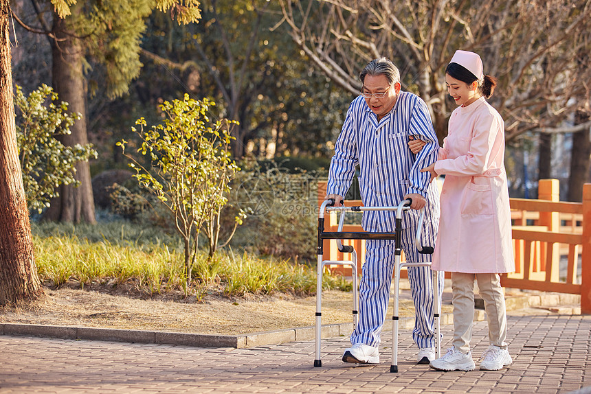 护士陪伴住院的老人图片