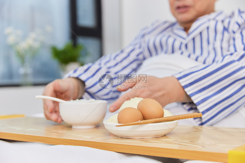 病床上的老人吃早饭图片