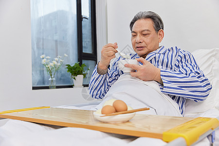 病床上的老人吃早饭图片