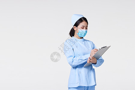 戴口罩的护士低头登记高清图片