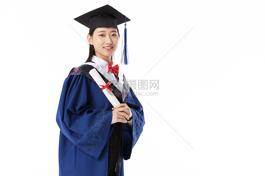 手拿毕业证书的女硕士毕业生