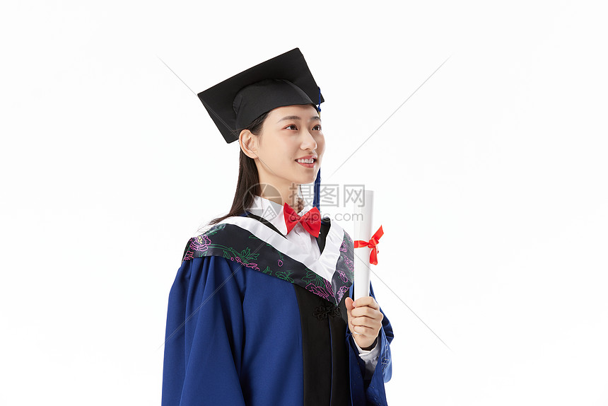 手拿毕业证书的女硕士毕业生