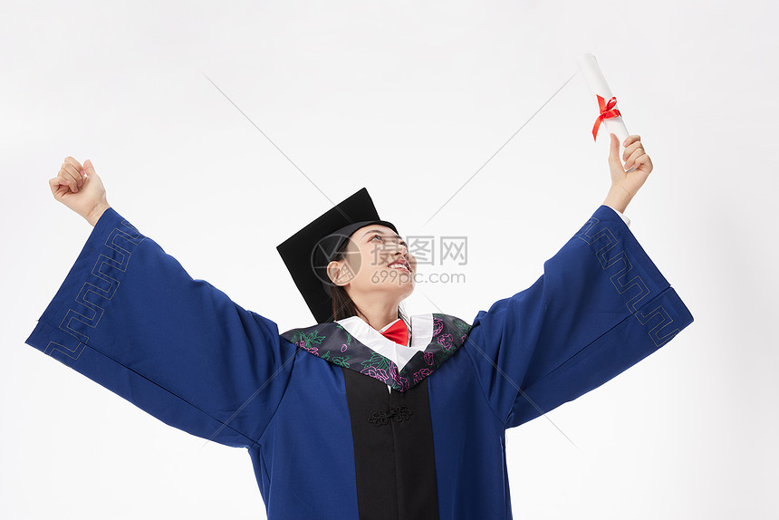 女硕士毕业生手举结业证书庆祝毕业图片
