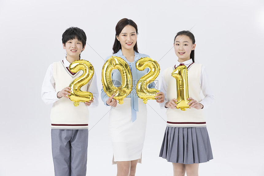 教师与学生欢乐迎接新年2021图片