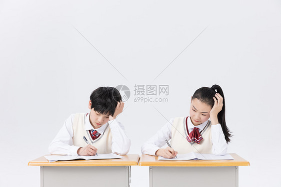 教室学习困恼的中学生图片