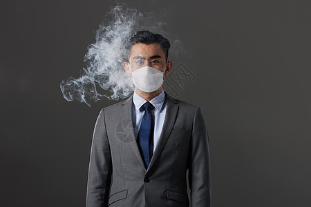防二手烟口罩戴着口罩站在烟雾中的男性背景