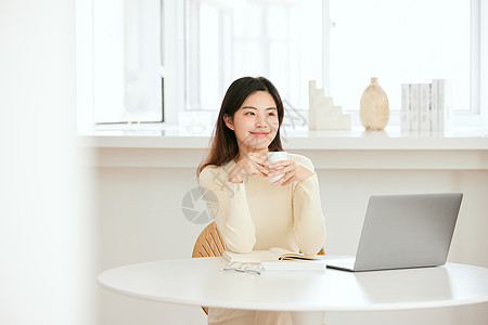 忙碌的生活周末居家办公的年轻女性背景