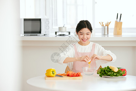 打蛋清年轻女性厨房打蛋做早餐背景