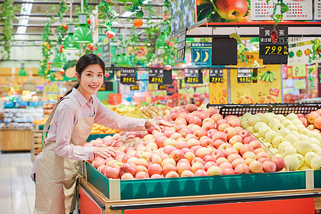 超市导购服务员整理水果图片