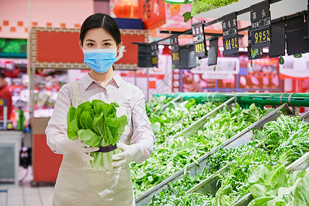优雅女性佩戴口罩的超市服务员整理蔬菜区背景
