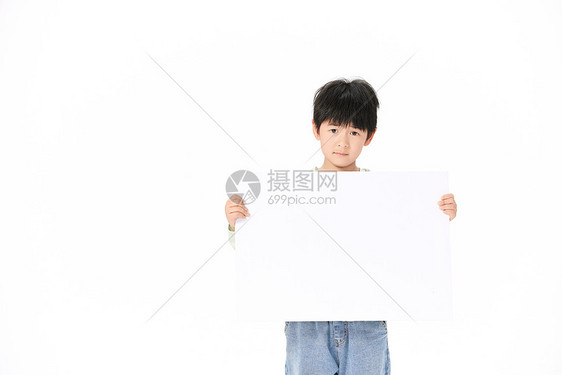 小男孩举着空白板子图片