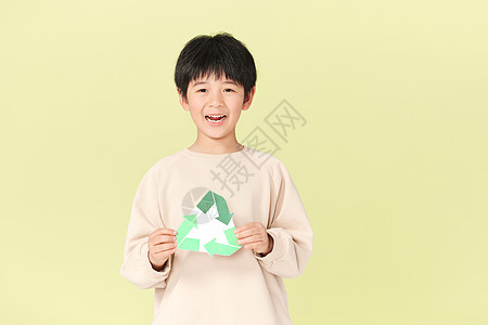 展示可回收物标志的小男孩背景图片