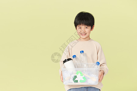 抱着可回收物的小男孩图片