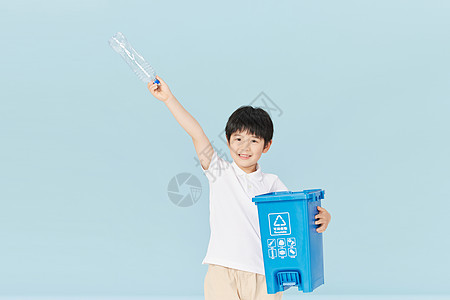 抱着可回收垃圾桶的小男孩图片
