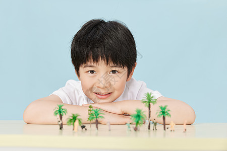 小男孩与微距植物图片