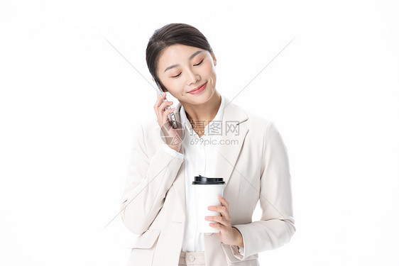 都市白领女性拿咖啡杯打电话图片