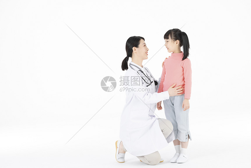 亲切的医生和小女孩图片