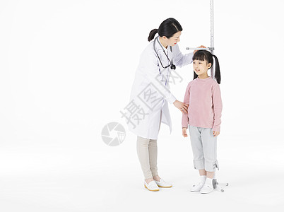长大医护人员给小女孩测量身高背景