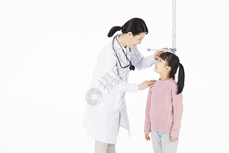 小女孩和标题框给小女孩测量身高的医护人员背景