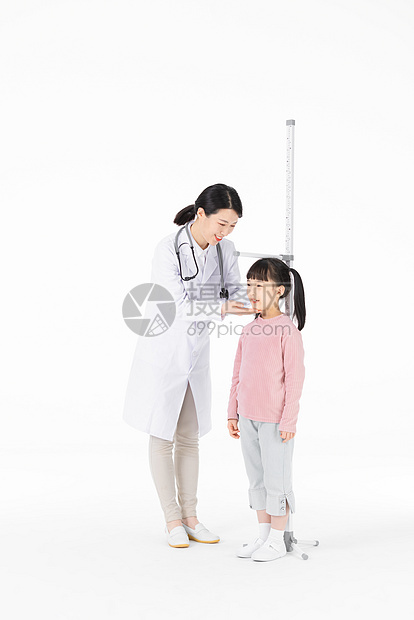 医护人员给小女孩测量身高图片