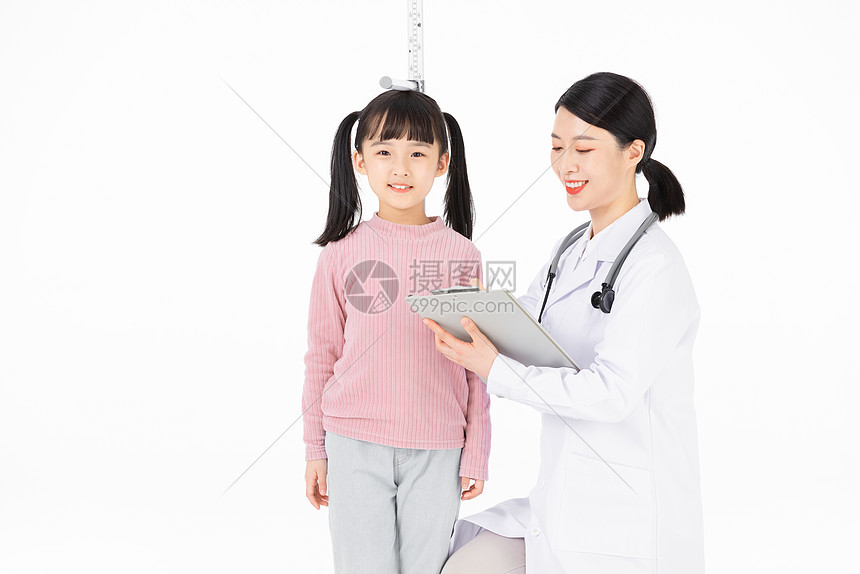 医生记录小女孩身高信息图片