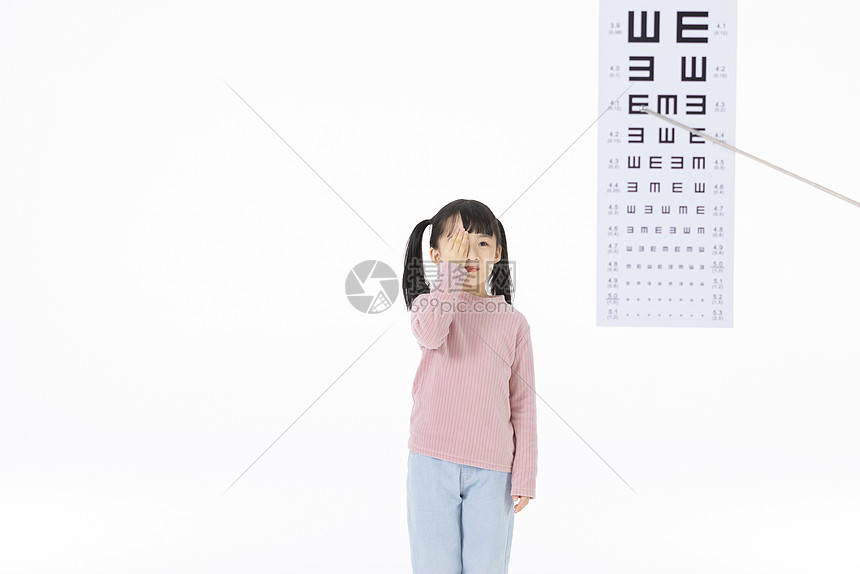 接受视力检测的小女孩图片