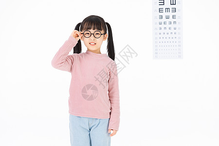 接受视力检测的小女孩背景图片