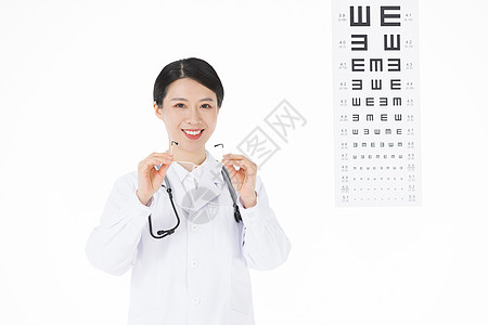 视力检测医生手拿眼镜图片