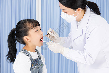 牙医给小女孩检查牙齿图片