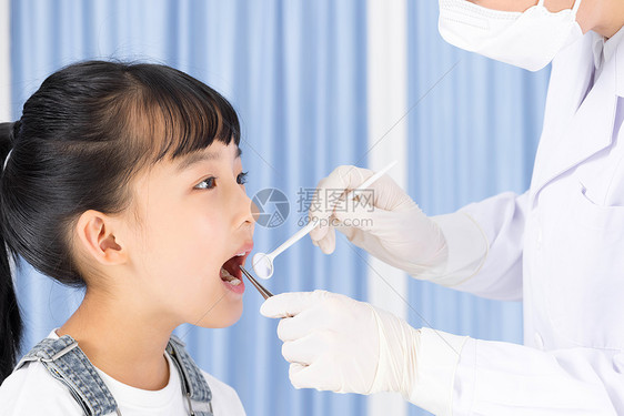 医生给小女孩检查蛀牙图片