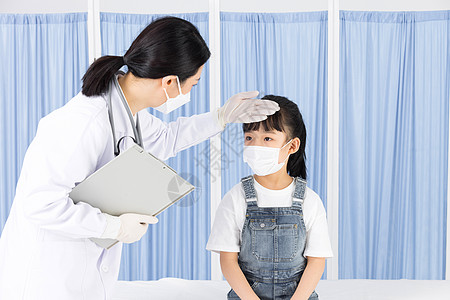 儿科医生帮生病小女孩做检查高清图片