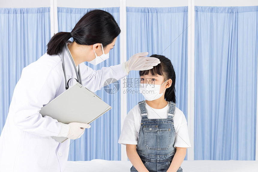 儿科医生帮生病小女孩做检查