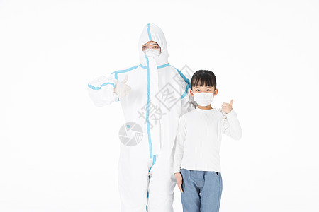 穿防护服的儿科医护人员和小女孩高清图片