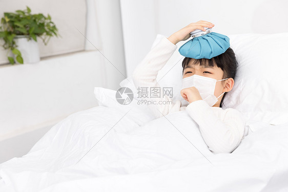 躺在病床上不舒服的小女孩咳嗽的人图片