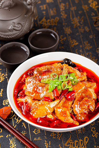竖版拍摄中国风菜品水煮肉片图片