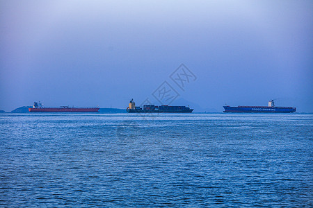 海上运输繁忙的海上交通轮船在海上行驶背景