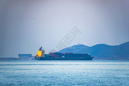 一带一路高峰论坛繁忙的海上交通轮船在海上行驶背景