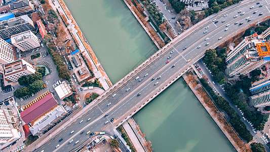 南京秦淮河上的公路车流图片