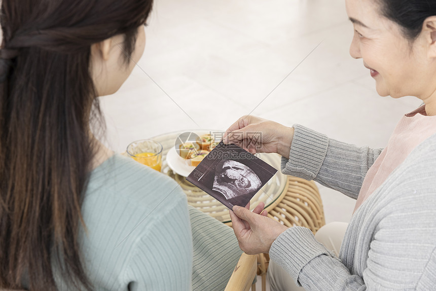 居家母女一起看b超图片图片