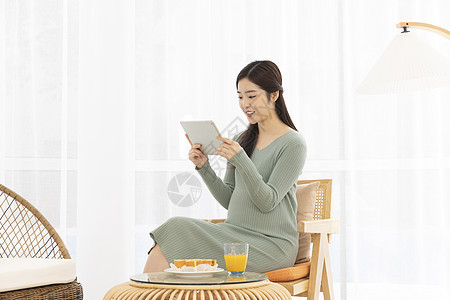 孕妇居家使用平板电脑图片